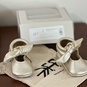 Freshly Picked Girls Knotted Bow Moccasins Size 2 Gold